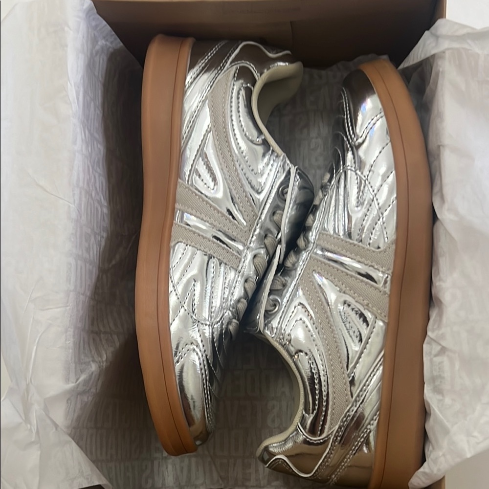 NIB STEVE MADDEN MADRID SILVER METTALIC
SNEAKERS SIZE 8